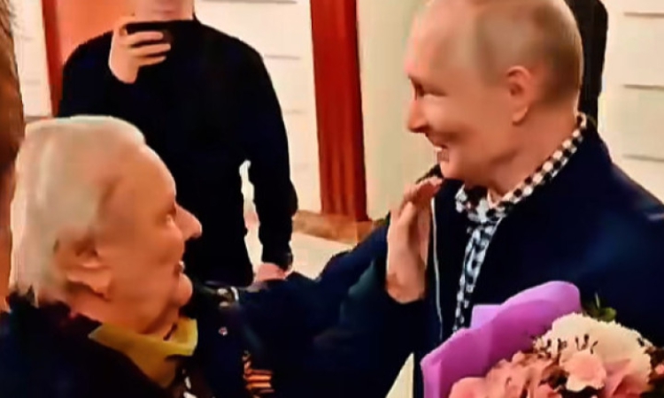 Букет, прегръдка и вечеря: Клип на Путин с негова бивша учителка трогна мрежата
